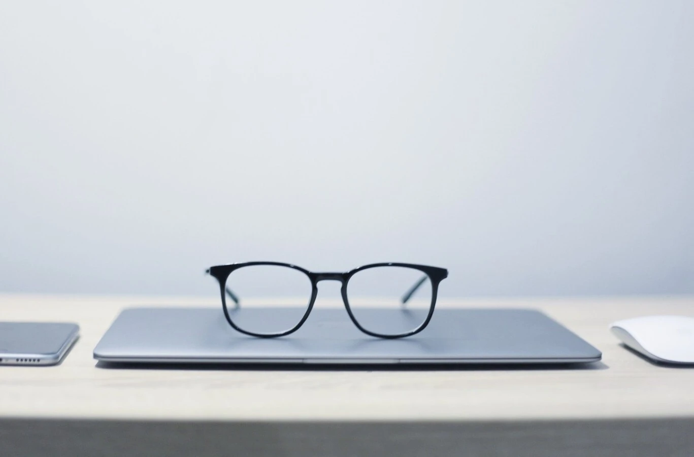 Schwarze Brille auf Laptop platziert